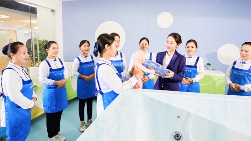 金牌育儿嫂与普通月嫂：育儿路上的专业与温暖