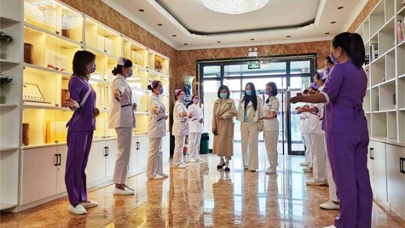 妈妈在选择乳房按摩催乳师或母乳指导时，可以从以下几个方面进行考虑：