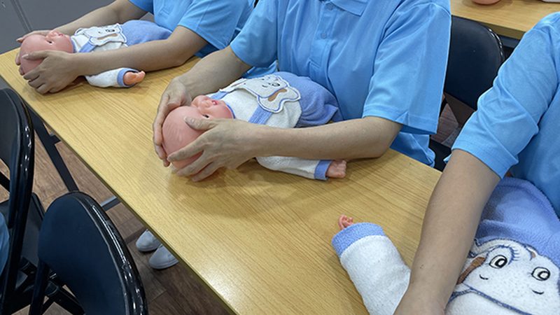 成都育婴师与月嫂价格差异背后的考量因素