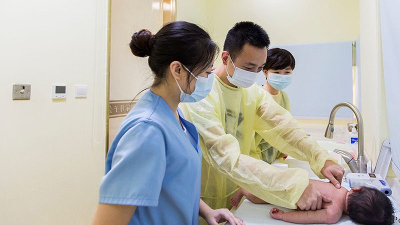 许多新手妈妈在催乳师按摩后，会感到乳房疼痛加剧。这种情况的原因主要有以下几点：